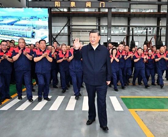 7月7日至8日,中共中央总书记、国家主席、中央军委主席习近平在山西考察。这是7日下午,习近平在阳泉阀门股份有限公司考察时,同企业员工在一起。新华社记者 燕雁 摄