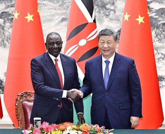 4月24日上午,国家主席习近平在北京人民大会堂同来华进行国事访问的肯尼亚总统鲁托举行会谈。这是习近平同鲁托握手。