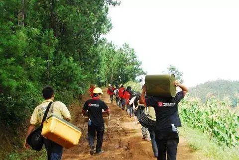 云南鲁甸地震发生后工人们上山抢修基站