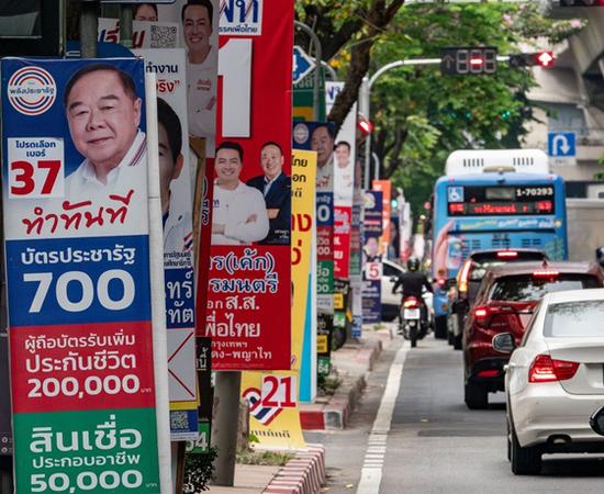 泰國街頭的各黨派競選標語。