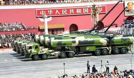 资料图:九三阅兵中,东风31A洲际导弹驶过天安门广场