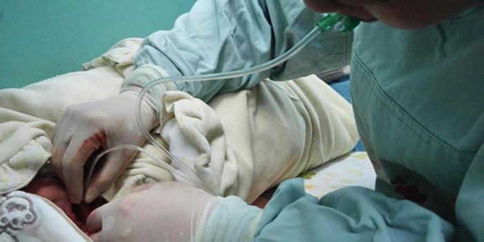 新生儿被羊水胎粪堵喉 护士嘴吸异物救命(图)