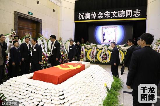 3月26日,各界人士前往北京八宝山送别两代歼击机总设计师宋文骢院士