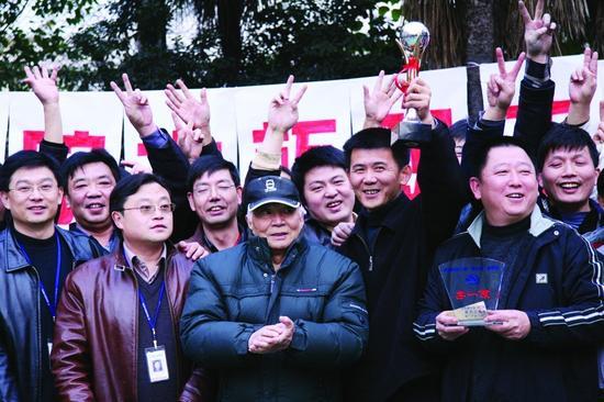宋文骢(左五)与年轻同志一起参加单位业余活动