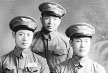 宋文骢(中)抗美援朝时期担任中队机械长