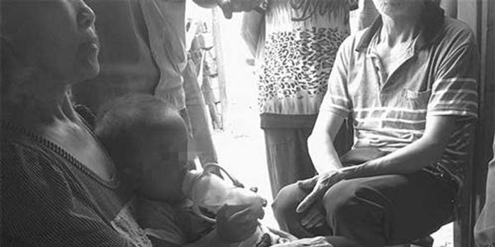 女子结婚次日生下前夫孩子 为离婚两次当众裸