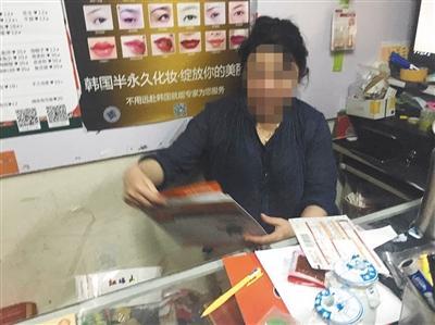 昨日,北京工业大学附近一家快递代收点内,店主未向记者询问出示身份证件即可寄送快递。