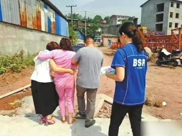 小斯的母亲惊闻噩耗。图据网络
