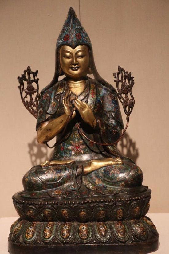 浙江美术馆展览中标注17一18世纪的珐琅彩黄铜鎏金宗喀巴像
