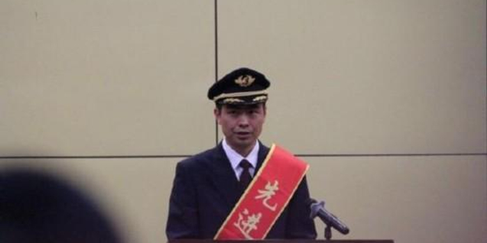 东航奖励虹桥两机冲突事件立功机长何超300