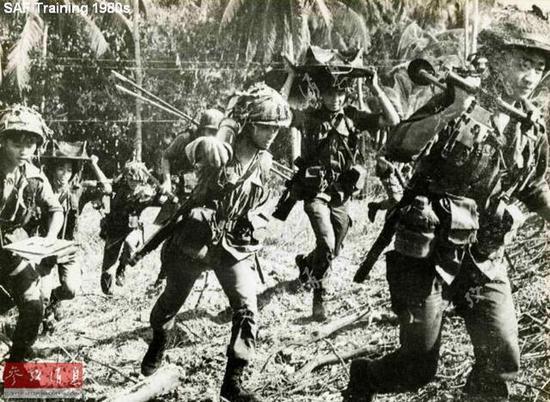 图为上世纪80年代,新加坡陆军新兵演练野外负重拉练。其训练强度之大由此可见一斑。