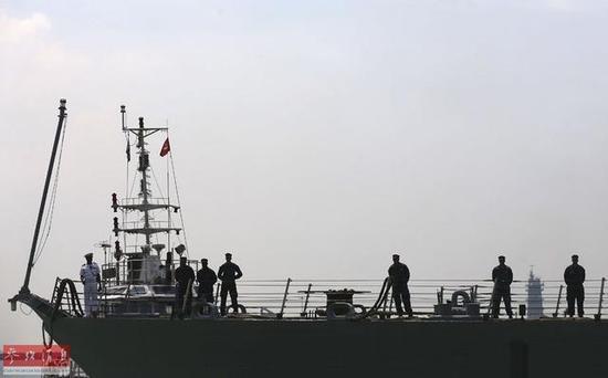 4月18日,在新加坡樟宜海军基地,美国军人站在美国海军“自由”号濒海战斗舰的甲板上。新华社/美联