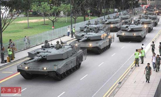 2010年,国庆日阅兵式上的新加坡陆军豹2SG坦克群。