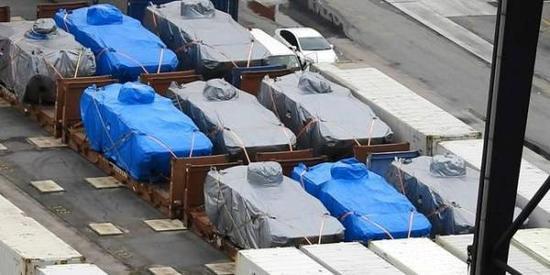 香港海关扣留的9辆装甲车。