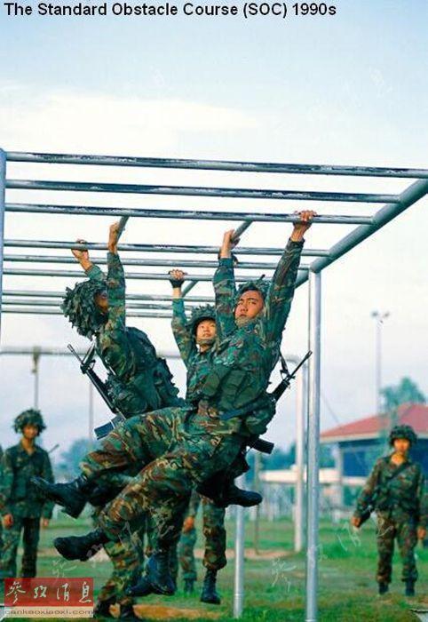 图为上世纪90年代,新加坡陆军新兵进行“标准越障训练”。