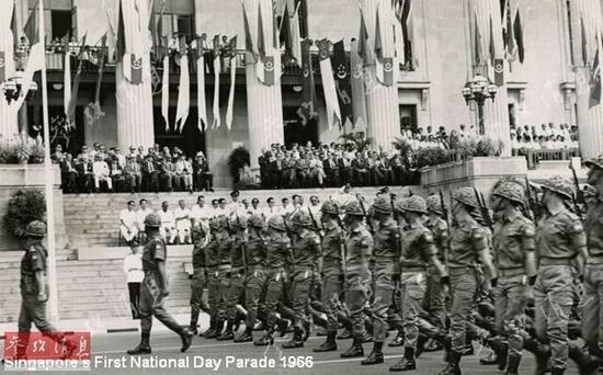 图为1966年,新加坡组织首次国庆阅兵式。被誉为“新加坡国父”的李光耀当时就端坐在主席台上。