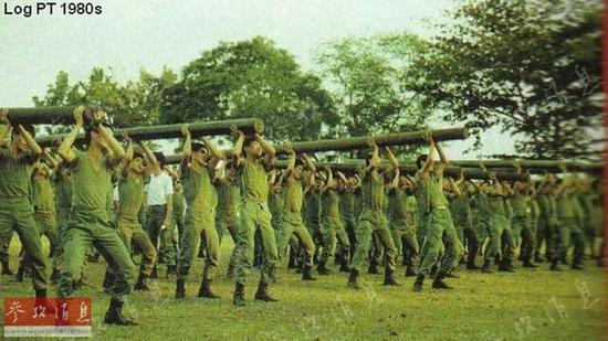 图为上世纪80年代,陆军新兵进行体能训练。
