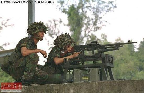 图为上世纪90年代,新加坡陆军新兵进行射击训练。