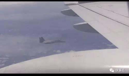 日本F-15战斗机近距离跟踪中国图-154飞机