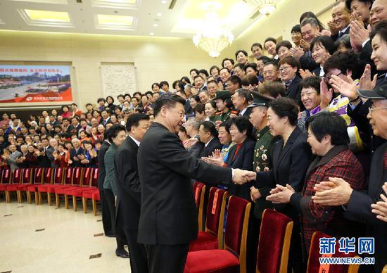 12月12日,党和国家领导人习近平、刘云山等在北京会见第一届全国文明家庭代表。新华社记者马占成摄