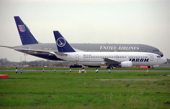 图:波音737与波音777体型对比,波音737体型与C919大致相当