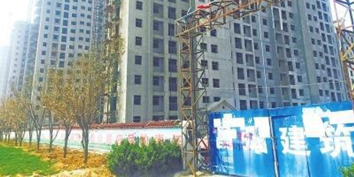 楼盘烂尾两年 开发商没钱施工让业主交钱自救