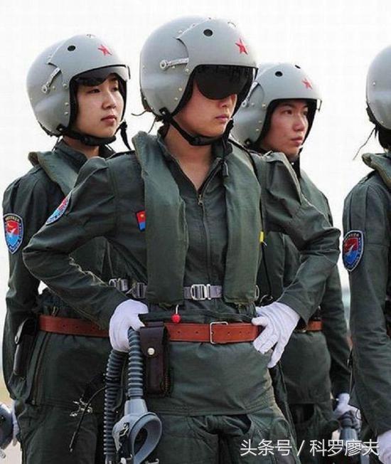 图片:我军和外军的腋下水上救生器。