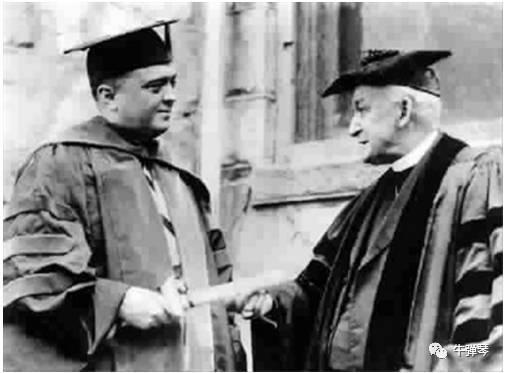 1936年胡佛(左)被宾夕法尼亚军事学院授予法学博士