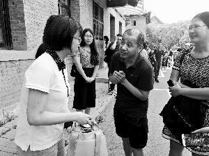 每当有学生走出考场,就会被家长围住,询问考题和难易程度。