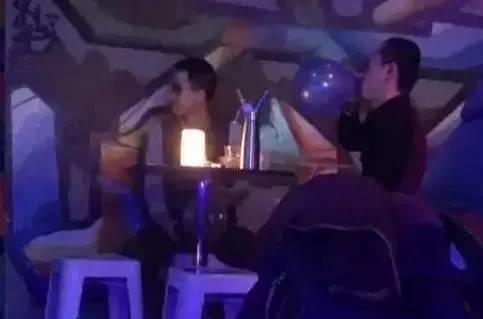 酒吧中,正在吸“笑气”的人。图片来自网络