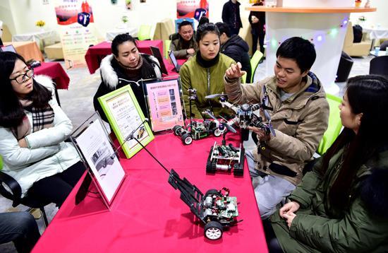 今年1月22日,合肥市常青街道创客梦空间内,青年创客向观众介绍飞行器及智能汽车作品-刘军喜摄