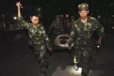 ▲武警官兵在四川阿坝州九寨沟县疏散游客,救助群众。新华社发