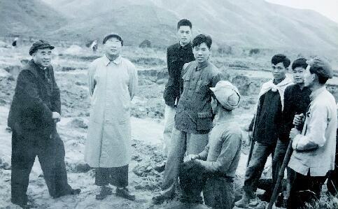 人民的勤务员 朱光(左二)陪同朱德(左一)视察白云山,研究白云山机场建设。