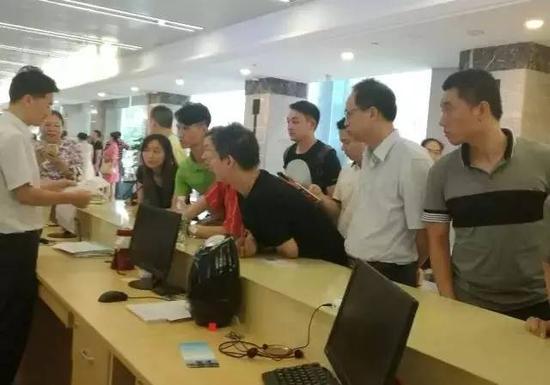 蔡亭英(右二)暗访