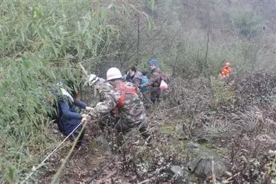 消防采用绳索牵引的方式护送游客下山 图片来源:成都商报