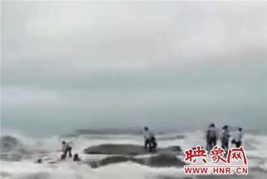 2名女性游客登礁石拍照被卷入海中 图片来源:映象网