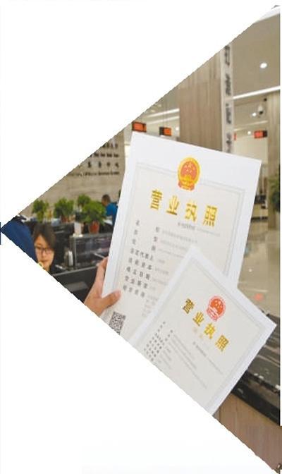 湖北首张“九证合一”营业执照。王 虎摄