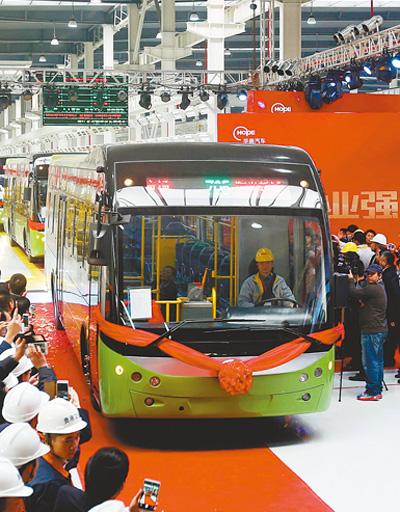 广西华奥新能源汽车下线投放市场。 樊超龙摄