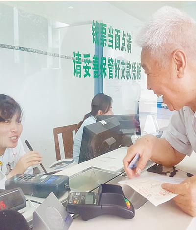 海南退休老人张震贝在广西医科大学第一附属医院住院看病,实现了即时结算。 本报记者 王云娜摄