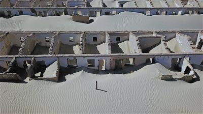 8月11日,冷湖行政委员会五号基地,废弃的原石油基地生活区被风沙侵蚀。