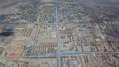 8月11日,冷湖行政委员会老基地。曾经是一个数万人的石油小镇,废弃后被纳入工业旅游规划区,目前需要解决的是炼油留下的环境污染。