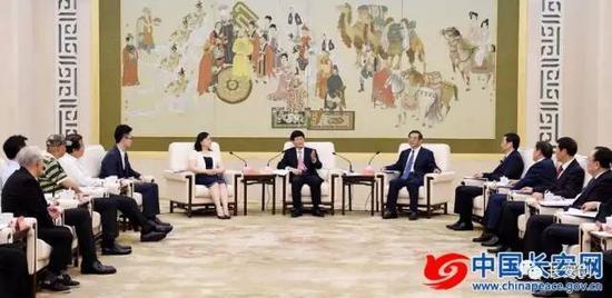 (图:9月4日,中共中央政治局委员、中央政法委书记孟建柱在北京会见电影《邹碧华》主创人员和邹碧华同志亲属。郝帆 摄)