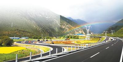 新建成的拉萨到林芝高等级公路。赵书彬摄