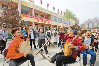 陕西渭南华阴老腔传承基地,大学生与老腔艺人面对面交流。 人民视觉