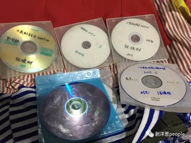 这些光盘都是张焕财拍摄的纪录片。