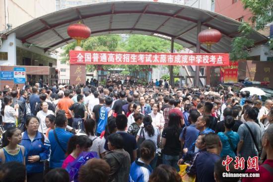 山西太原某高考考点,家长在考点外等候考试结束。 张云 摄