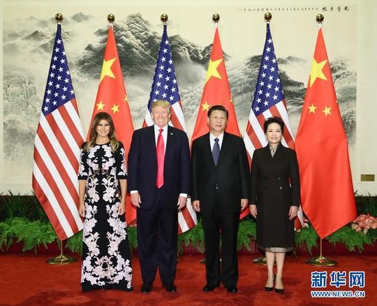 11月9日,国家主席习近平在北京人民大会堂东门外广场举行欢迎仪式,欢迎美利坚合众国总统唐纳德·特朗普对中国进行国事访问。这是习近平和夫人彭丽媛在人民大会堂同特朗普夫妇合影。新华社记者 兰红光 摄