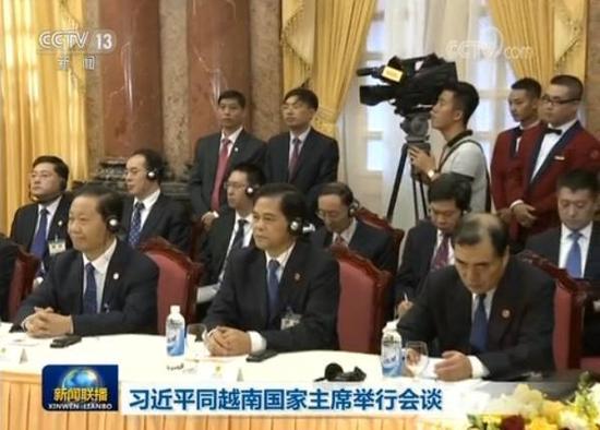 右一为孔铉佑