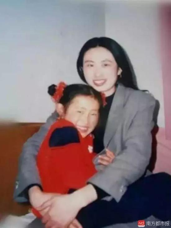 ▲小时候的江歌与母亲的合影。