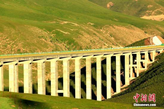 图为青海花久高速公路海拔第一高桥恰布龙特大桥。(资料图) 青海交投公司 供图
